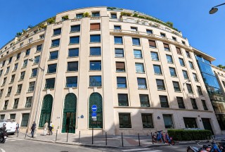 Façade élégante sous ciel azur